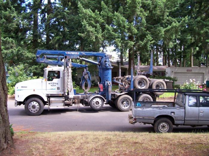 Here is a size comparison between the self-loader and my husband's 1980 Nissan King Cab pickup. You can see the rear has been pulled up onto the main 