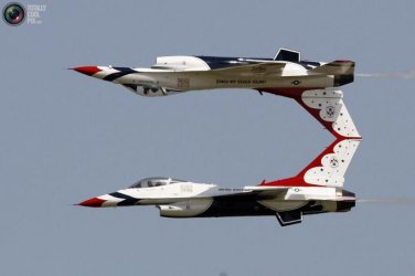 $awesome f-16s.jpg