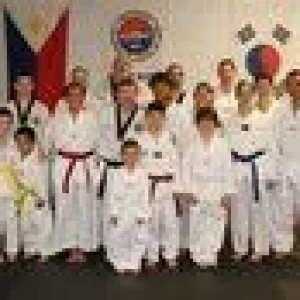 Group photo of examinees and Kyosa assisting