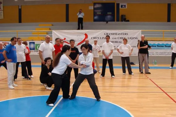 Chen Peiju teaches student in Italy