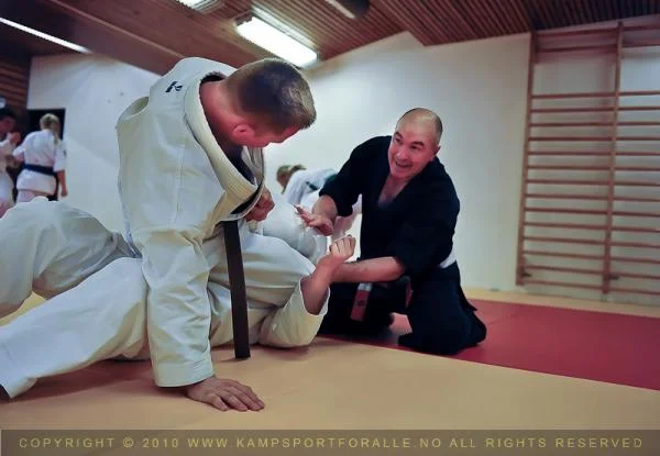 Kyoshi Allain Sailly correcting my (bad) juji gatame