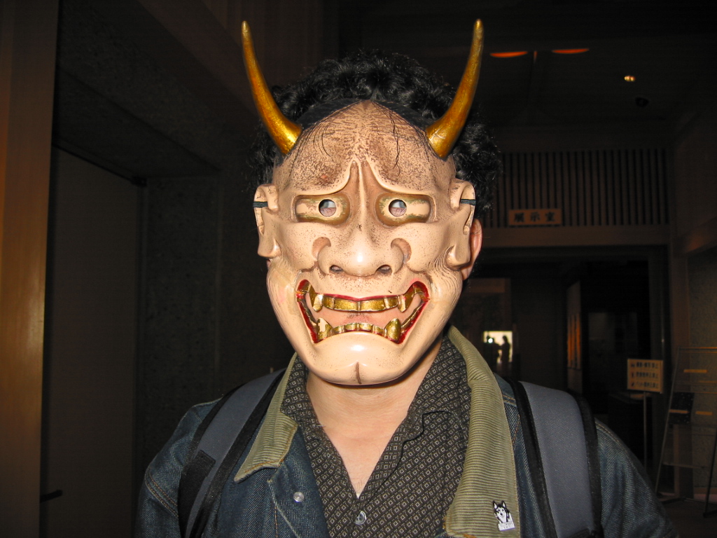 Guy_in_oni_Noh_mask.jpg