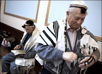 _42078366_tying-tefillin4.jpg